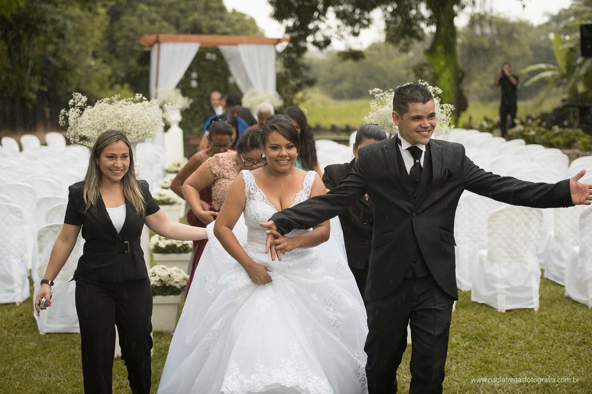 casamento-no-aberto-casamento-no-campode-tamiris-e-joy-em-guaratingueta-recanto-vip-fotografado-por-paula-freitas-fotografia