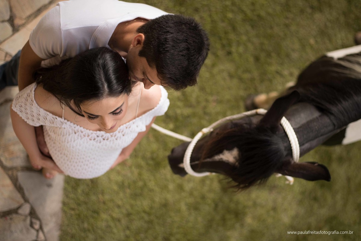 foto com cavalo feito em ensaio gestante