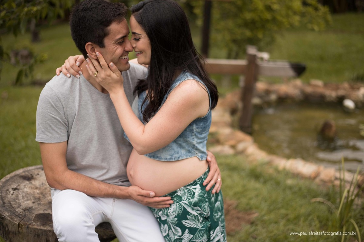 felizes no ensaio de gestante feito em guaratingueta