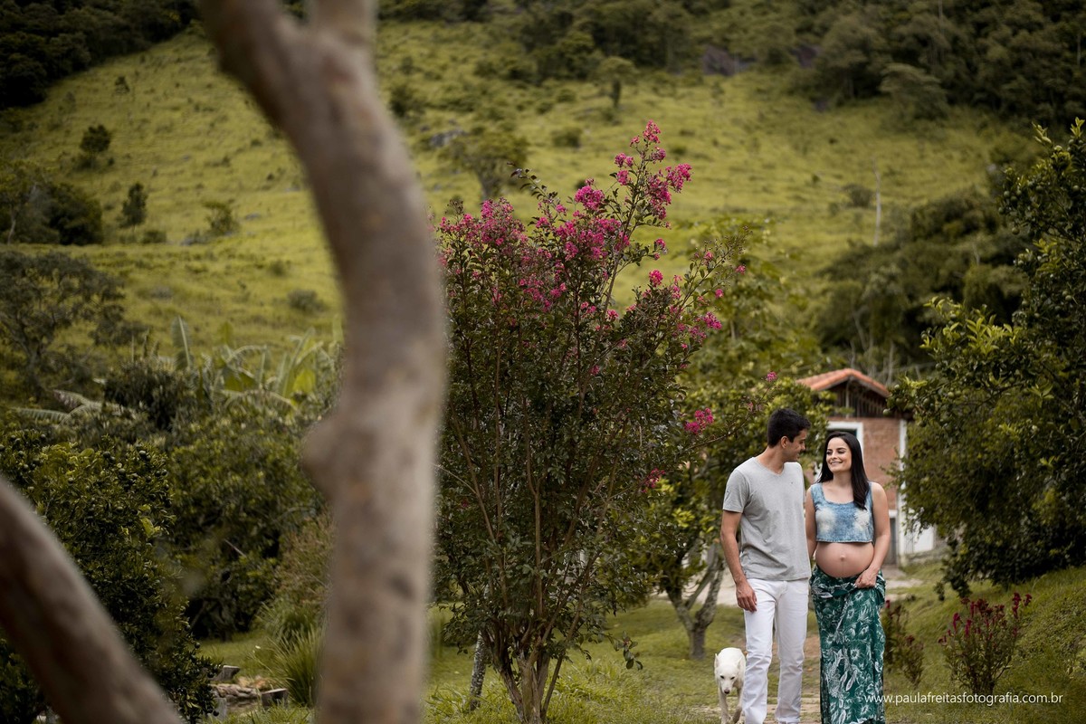 ensaio de gestante feito ao ar livre em guaratingueta. ensaio gestante feito no campo
