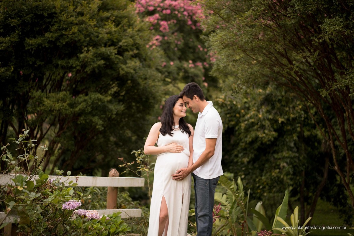 carinho e espera pela primeira filha. foto de gestante