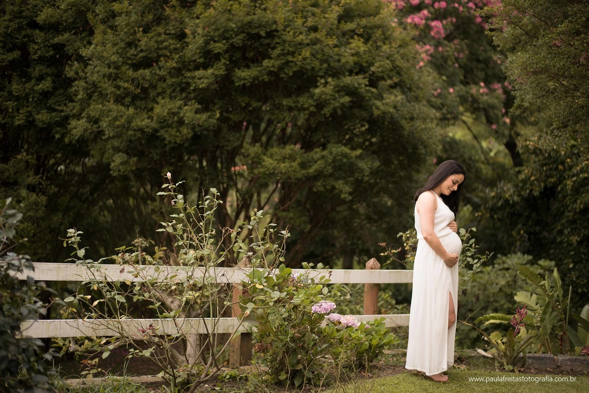 gestante com vestido branco para ensaio fotografico em guaratingueta