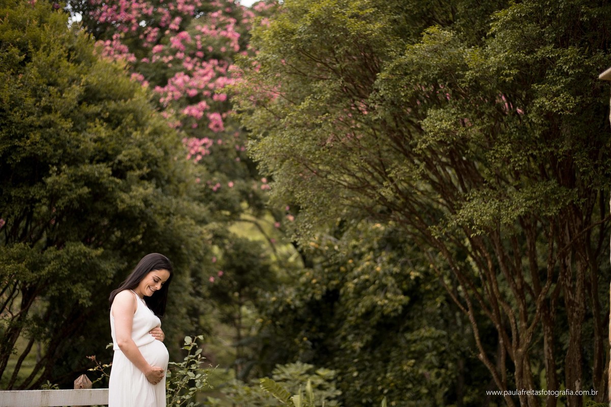 gestante vestida de branco para fotos. gestante com vestido branco para fotos de gestante