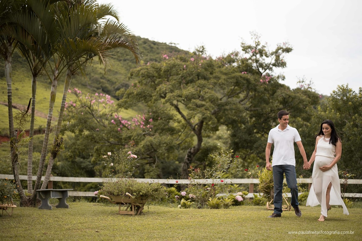 passeando pela roça para fazer fotos de gestante em guaratingueta com paula freitas fotografia