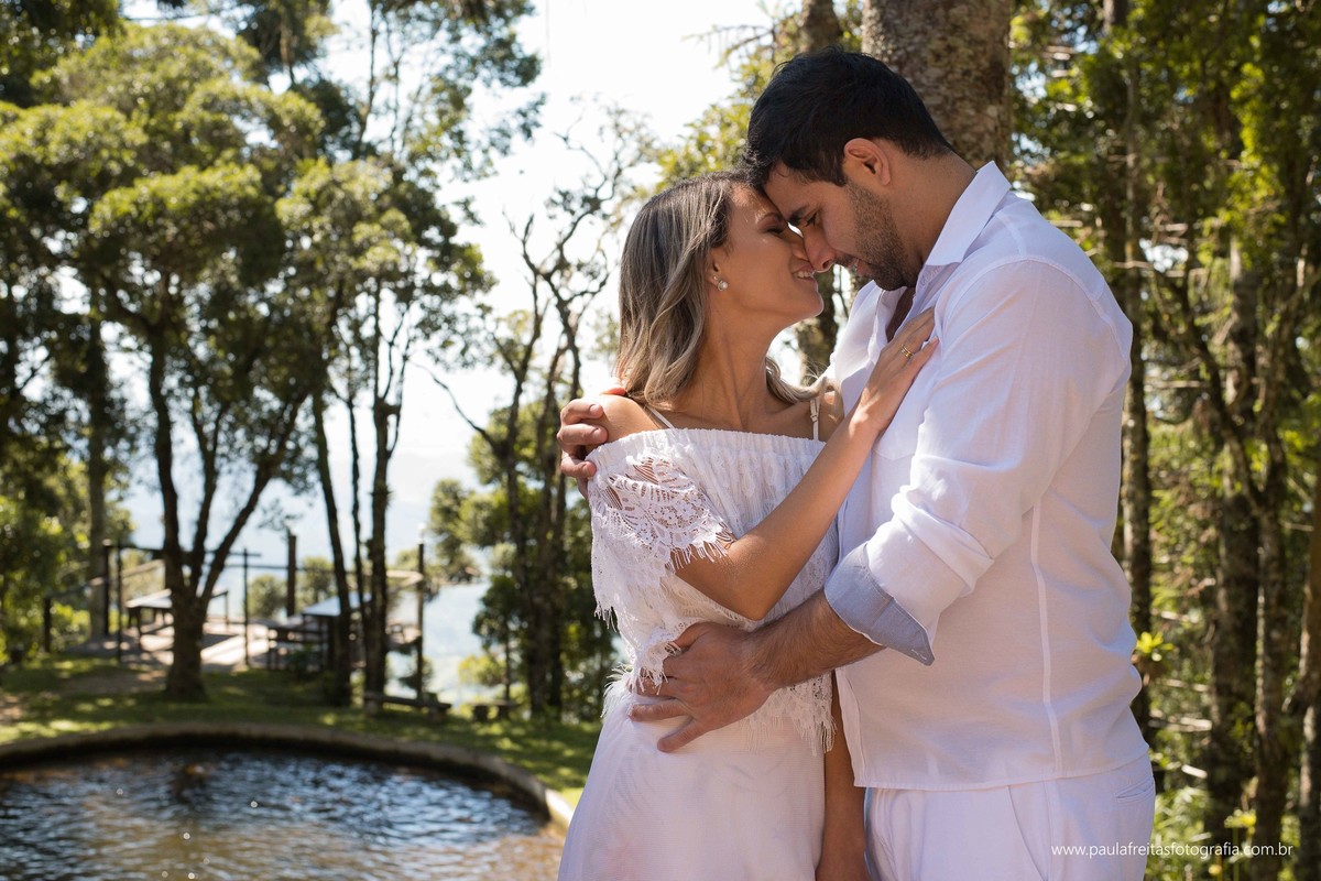ensaio pre casamento com noivos de branco