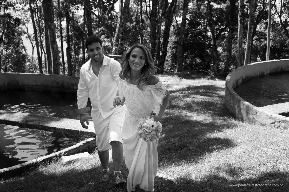 casal de noivos correndo no ensaio pre casamento feito em guaratingueta pela fotografa paula freitas fotografia