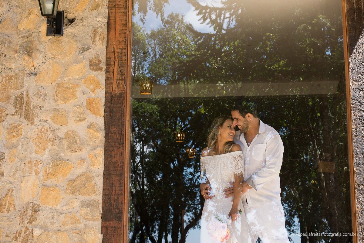 reflexo dos noivos no vidro em ensaio pre casamento feito em guaratingueta
