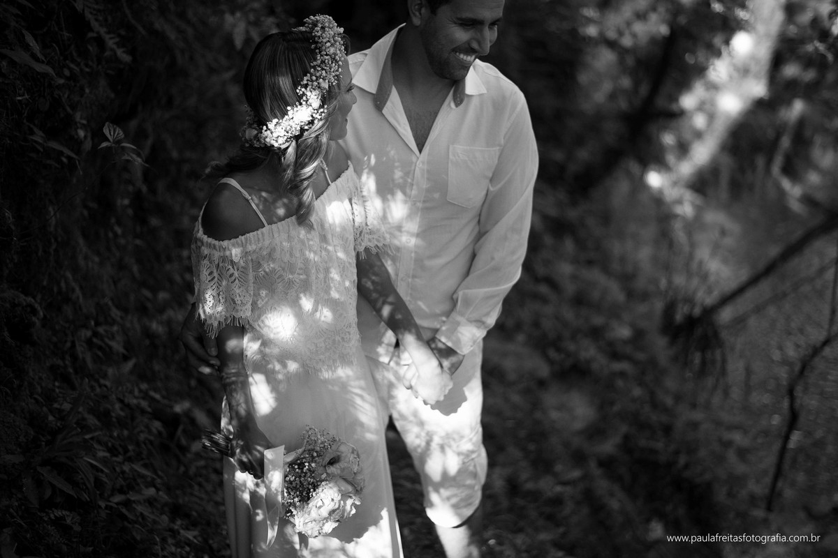 noiva com coroa e buque de flores