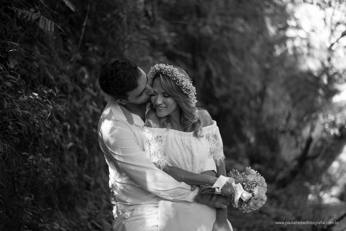 abraço dos noivos no ensaio pre casamento em guaratingueta. Noivos de branco. Noiva de coroa de flores e buque colorido