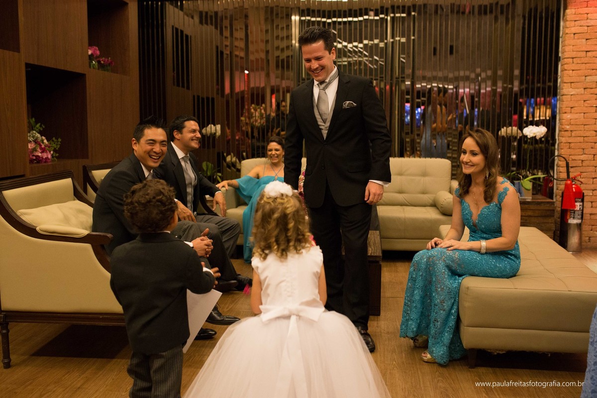 noivo e familiares esperando a cerimonia começar em casamento realizado na villa bisutti são paulo