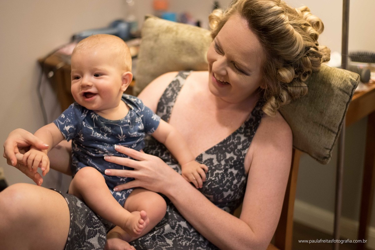 Noiva e seu sobrinho no making of da noiva em casamento realizado em são paulo na sexta feira de carnaval