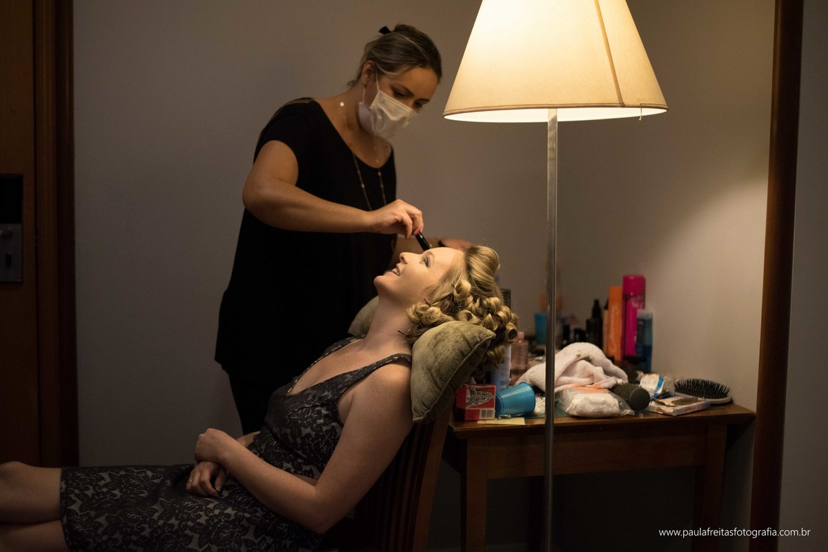 Noiva se arrumando para casamento realizado em sao paulo na Villa Bisutti