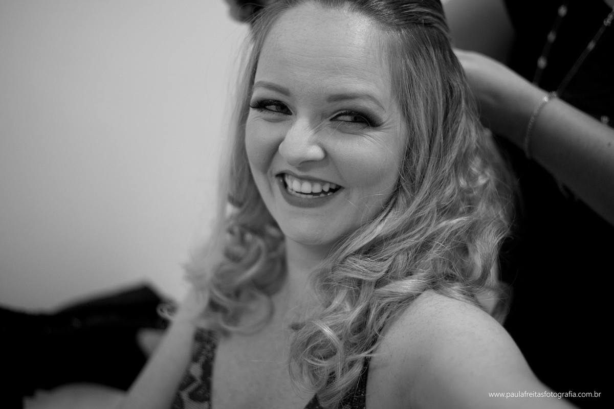 noiva sorrindo no making of antes do casamento que foi realizado em são paulo na villa bisutti