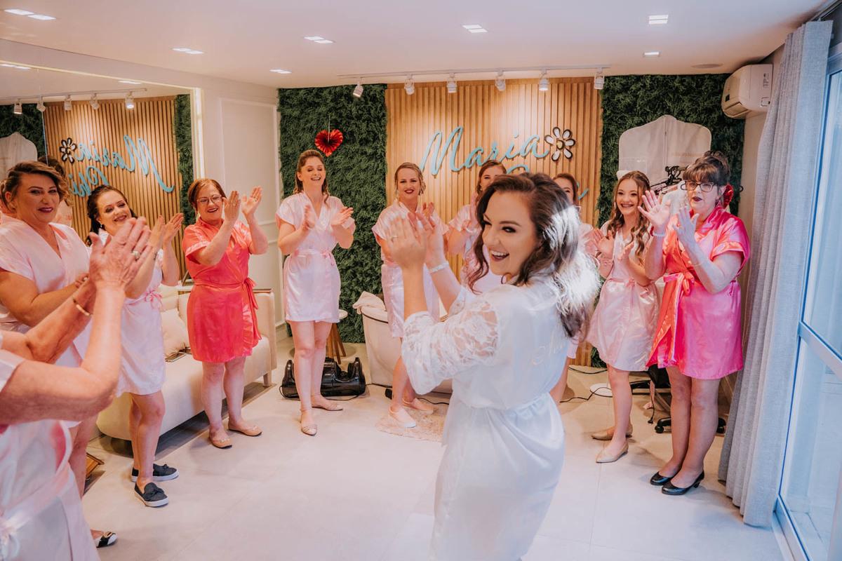 madrinhas recebendo noiva no salão 
