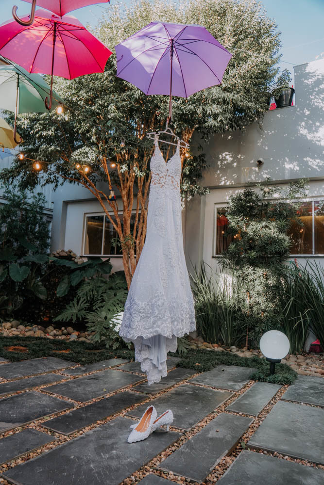 vestido lindo da noiva pendurado
