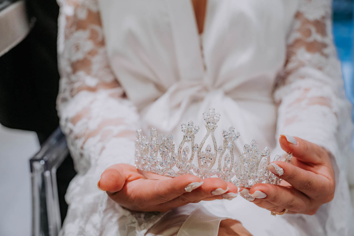coroa da noiva no salão de beleza
