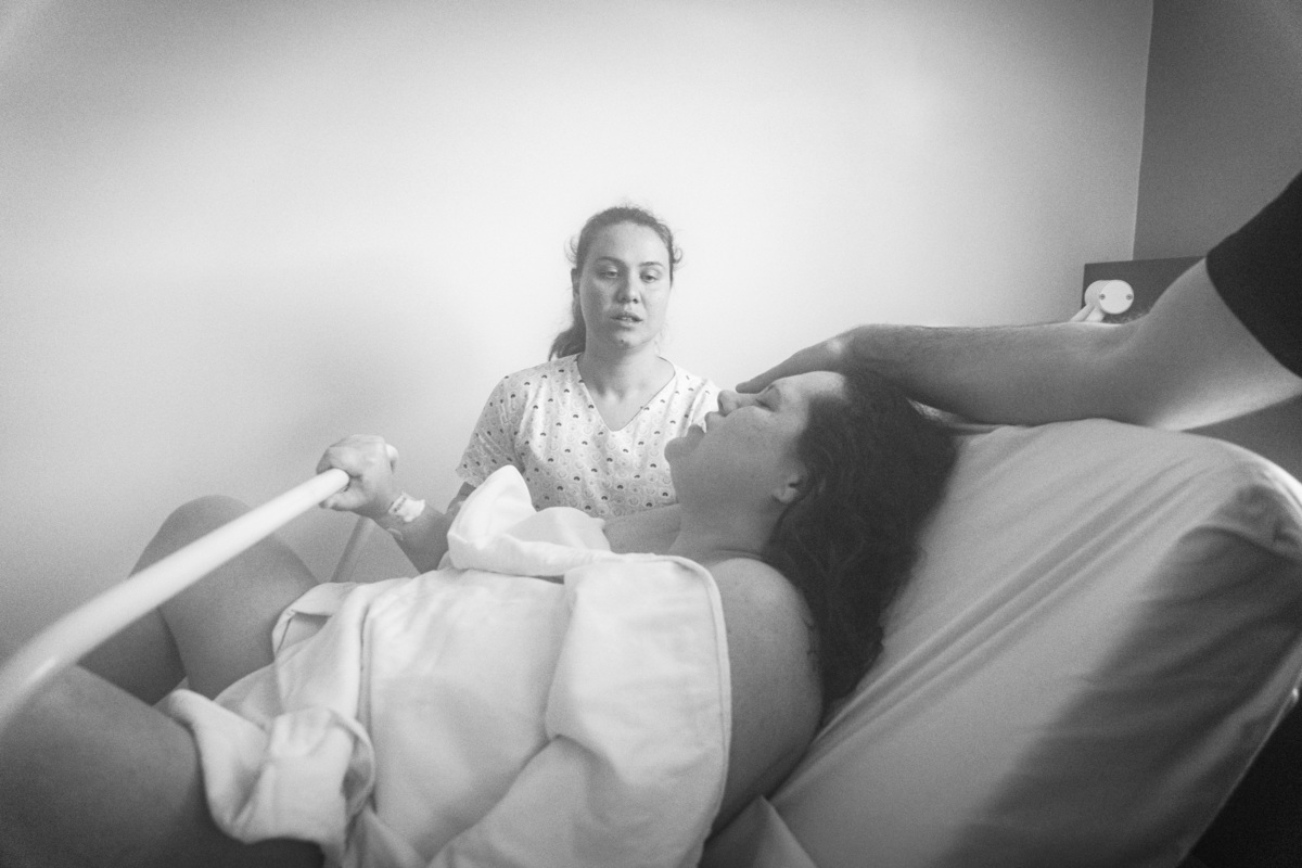 momento em que papai faz carinho em sua esposa no momento da contração. parto normal co olhar atento da doula patricia
