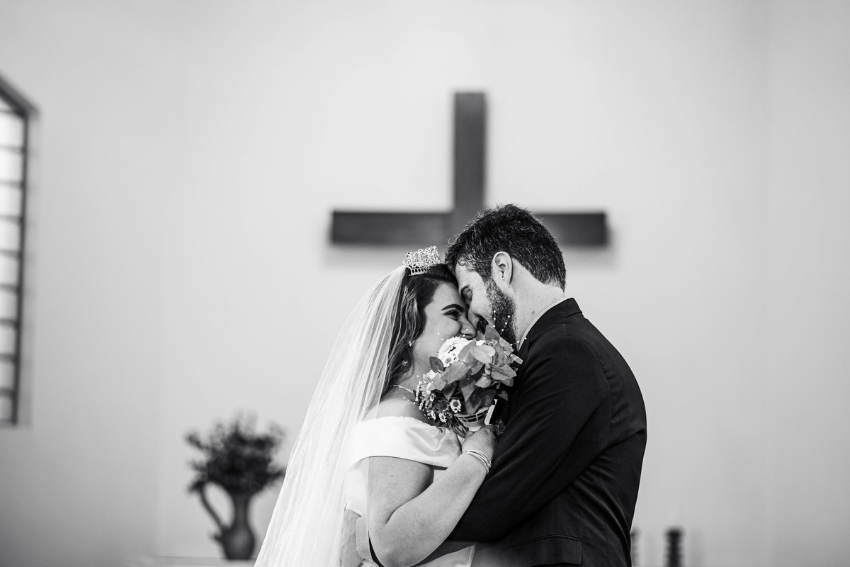 Ensaio pré-casamento em Erechim: momentos naturais e autênticos capturados ao pôr do sol. Fotografia de noivos com foco em amor genuíno e paisagens deslumbrantes. Encontre inspiração para seu pré-wedding com um fotógrafo especializado em ensaios romântico