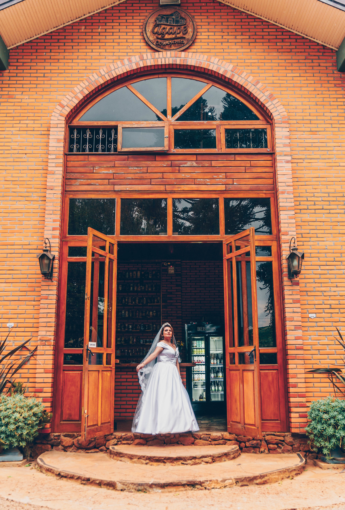 Ensaio pré-casamento em Erechim: momentos naturais e autênticos capturados ao pôr do sol. Fotografia de noivos com foco em amor genuíno e paisagens deslumbrantes. Encontre inspiração para seu pré-wedding com um fotógrafo especializado em ensaios romântico