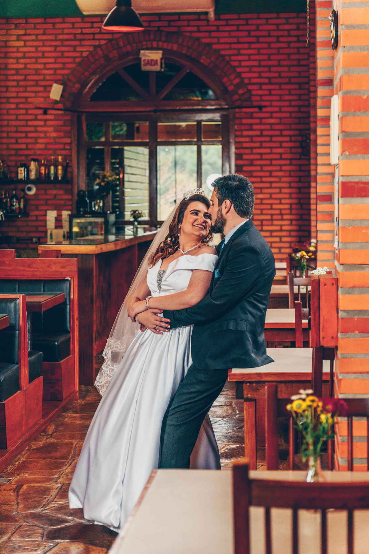 Ensaio pré-casamento em Erechim: momentos naturais e autênticos capturados ao pôr do sol. Fotografia de noivos com foco em amor genuíno e paisagens deslumbrantes. Encontre inspiração para seu pré-wedding com um fotógrafo especializado em ensaios romântico