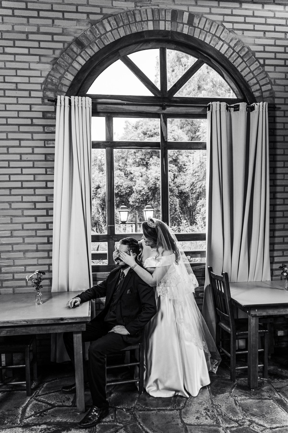 Ensaio pré-casamento em Erechim: momentos naturais e autênticos capturados ao pôr do sol. Fotografia de noivos com foco em amor genuíno e paisagens deslumbrantes. Encontre inspiração para seu pré-wedding com um fotógrafo especializado em ensaios romântico