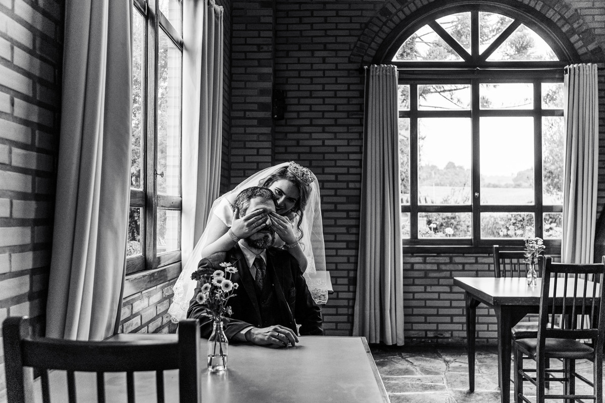 Ensaio pré-casamento em Erechim: momentos naturais e autênticos capturados ao pôr do sol. Fotografia de noivos com foco em amor genuíno e paisagens deslumbrantes. Encontre inspiração para seu pré-wedding com um fotógrafo especializado em ensaios romântico