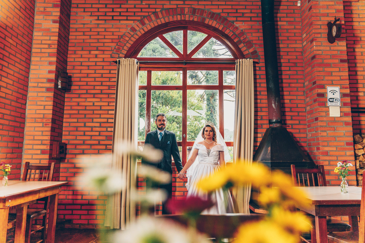 Ensaio pré-casamento em Erechim: momentos naturais e autênticos capturados ao pôr do sol. Fotografia de noivos com foco em amor genuíno e paisagens deslumbrantes. Encontre inspiração para seu pré-wedding com um fotógrafo especializado em ensaios romântico