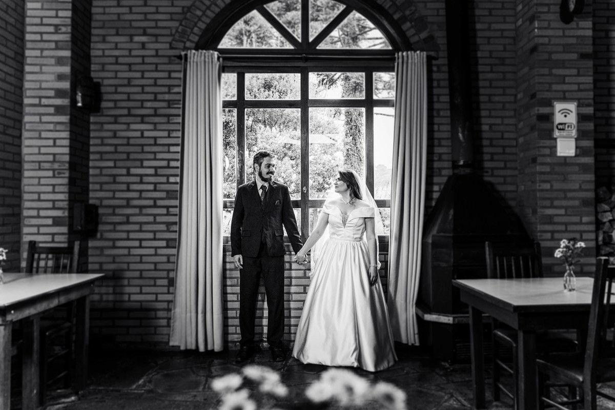 Ensaio pré-casamento em Erechim: momentos naturais e autênticos capturados ao pôr do sol. Fotografia de noivos com foco em amor genuíno e paisagens deslumbrantes. Encontre inspiração para seu pré-wedding com um fotógrafo especializado em ensaios romântico