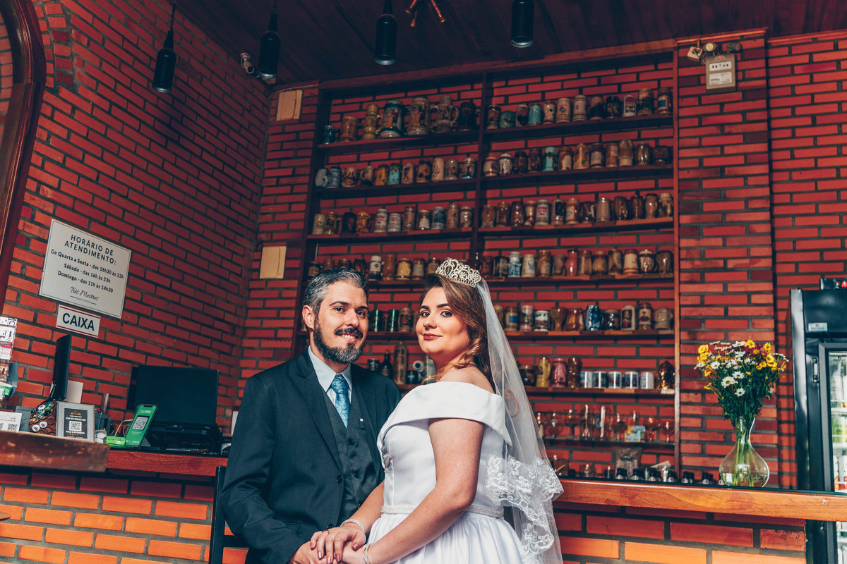 Ensaio pré-casamento em Erechim: momentos naturais e autênticos capturados ao pôr do sol. Fotografia de noivos com foco em amor genuíno e paisagens deslumbrantes. Encontre inspiração para seu pré-wedding com um fotógrafo especializado em ensaios romântico