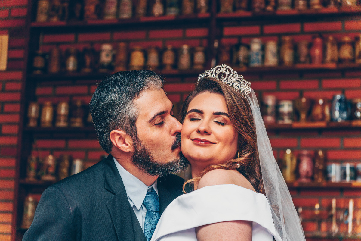 Ensaio pré-casamento em Erechim: momentos naturais e autênticos capturados ao pôr do sol. Fotografia de noivos com foco em amor genuíno e paisagens deslumbrantes. Encontre inspiração para seu pré-wedding com um fotógrafo especializado em ensaios romântico