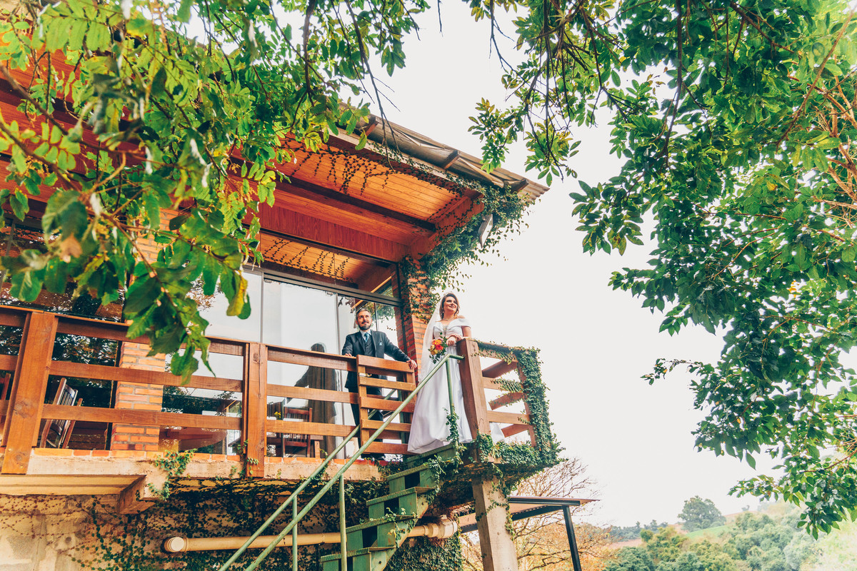 Ensaio pré-casamento em Erechim: momentos naturais e autênticos capturados ao pôr do sol. Fotografia de noivos com foco em amor genuíno e paisagens deslumbrantes. Encontre inspiração para seu pré-wedding com um fotógrafo especializado em ensaios romântico
