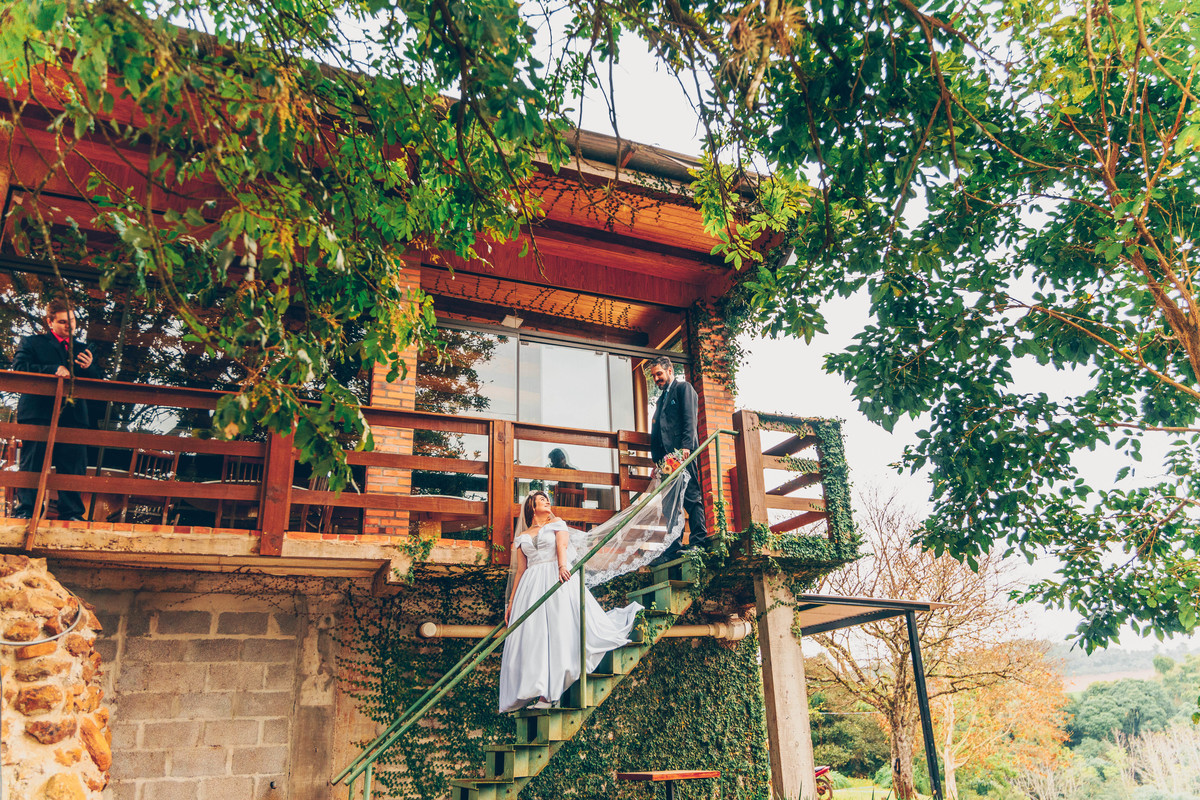 Ensaio pré-casamento em Erechim: momentos naturais e autênticos capturados ao pôr do sol. Fotografia de noivos com foco em amor genuíno e paisagens deslumbrantes. Encontre inspiração para seu pré-wedding com um fotógrafo especializado em ensaios romântico