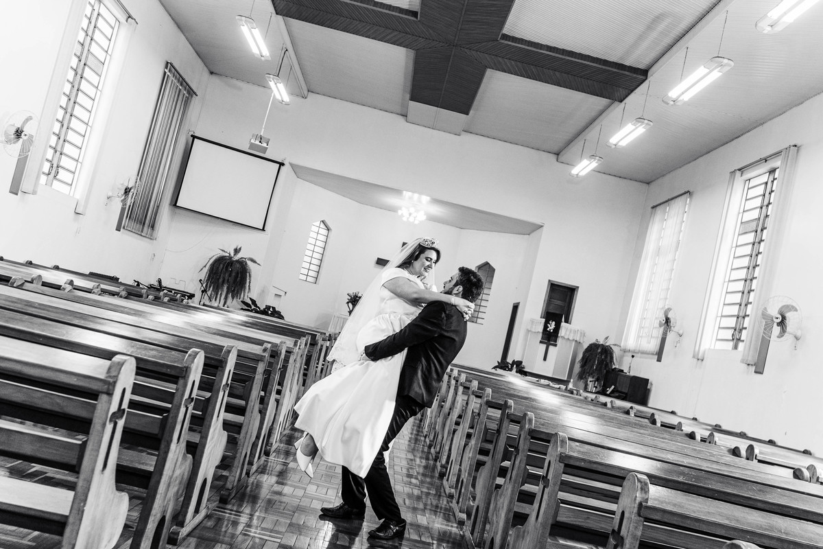 Ensaio pré-casamento em Erechim: momentos naturais e autênticos capturados ao pôr do sol. Fotografia de noivos com foco em amor genuíno e paisagens deslumbrantes. Encontre inspiração para seu pré-wedding com um fotógrafo especializado em ensaios romântico