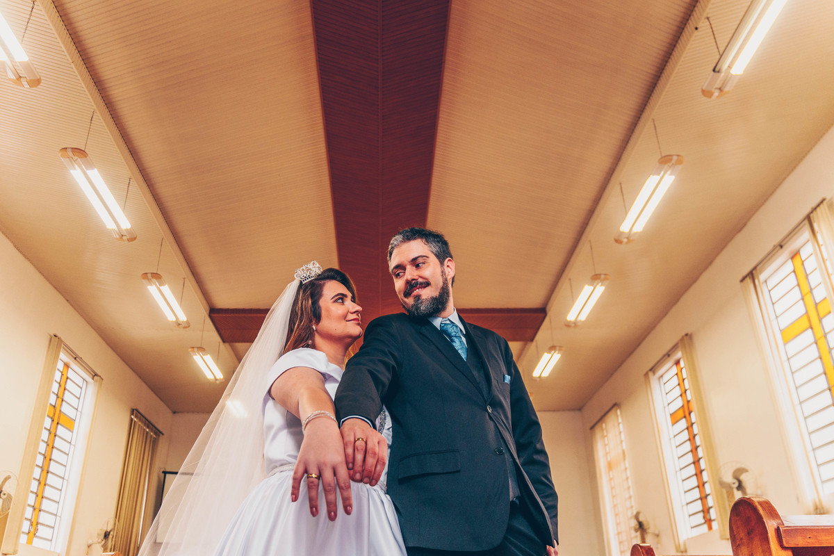 Ensaio pré-casamento em Erechim: momentos naturais e autênticos capturados ao pôr do sol. Fotografia de noivos com foco em amor genuíno e paisagens deslumbrantes. Encontre inspiração para seu pré-wedding com um fotógrafo especializado em ensaios romântico
