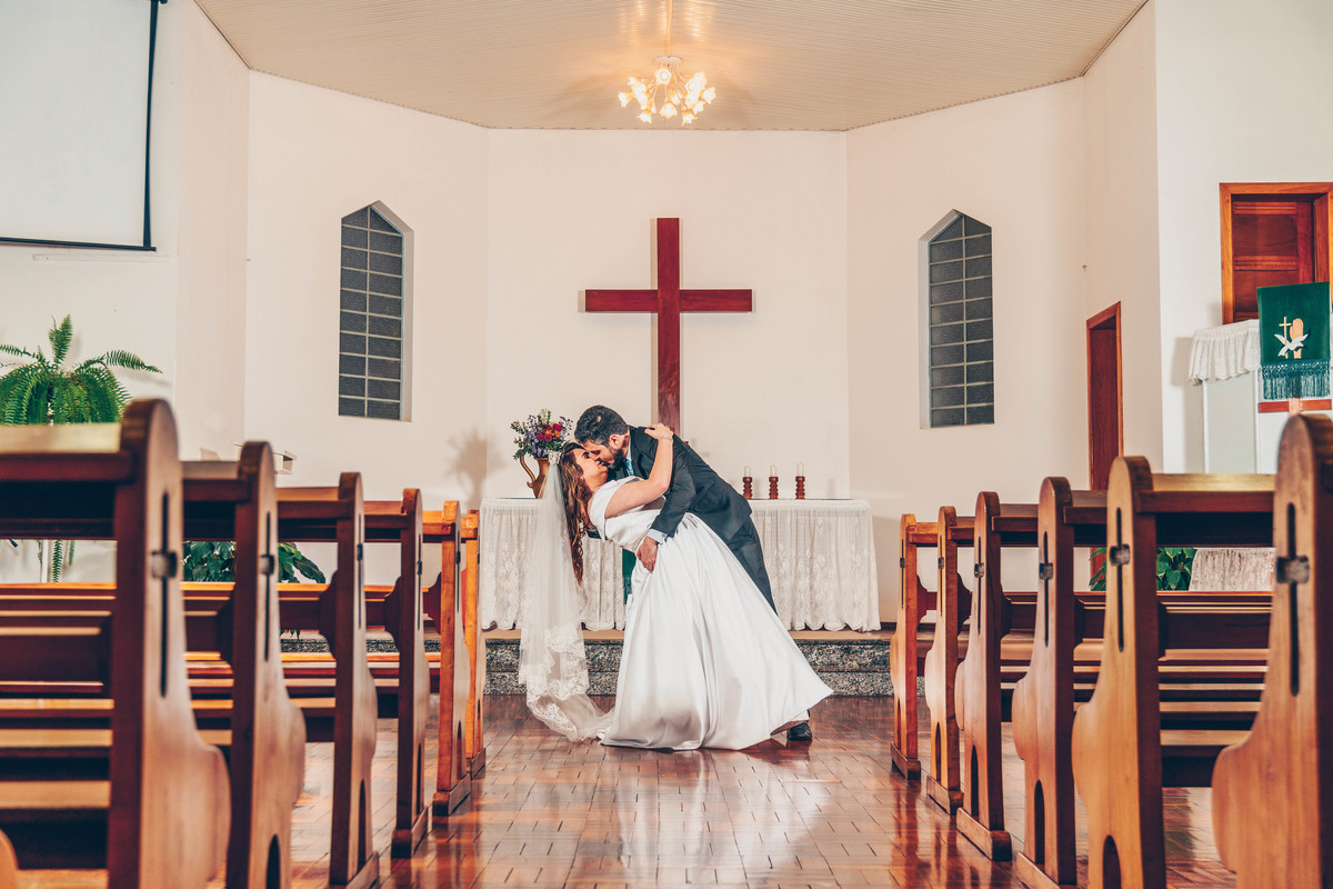 Ensaio pré-casamento em Erechim: momentos naturais e autênticos capturados ao pôr do sol. Fotografia de noivos com foco em amor genuíno e paisagens deslumbrantes. Encontre inspiração para seu pré-wedding com um fotógrafo especializado em ensaios romântico