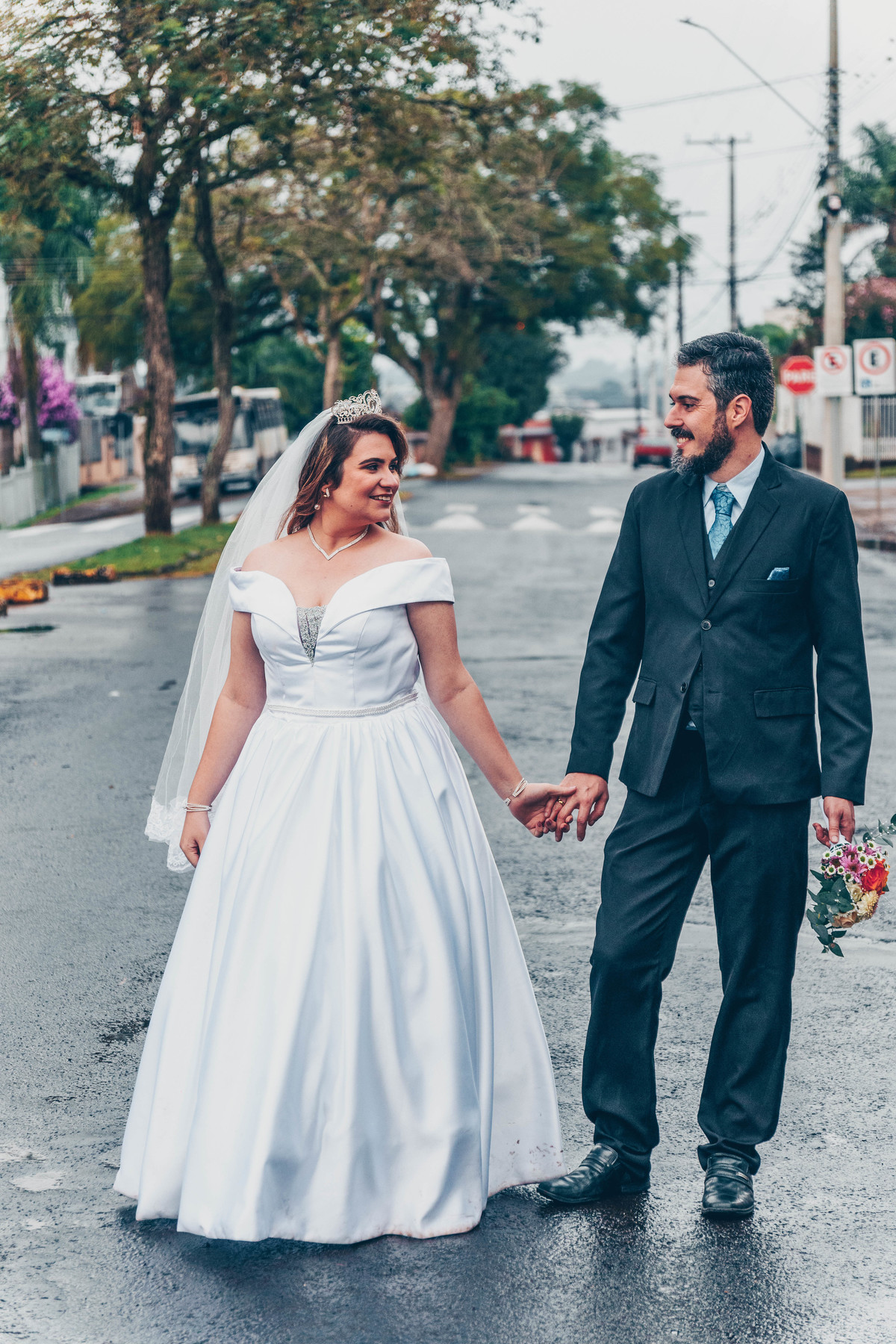 Ensaio pré-casamento em Erechim: momentos naturais e autênticos capturados ao pôr do sol. Fotografia de noivos com foco em amor genuíno e paisagens deslumbrantes. Encontre inspiração para seu pré-wedding com um fotógrafo especializado em ensaios romântico