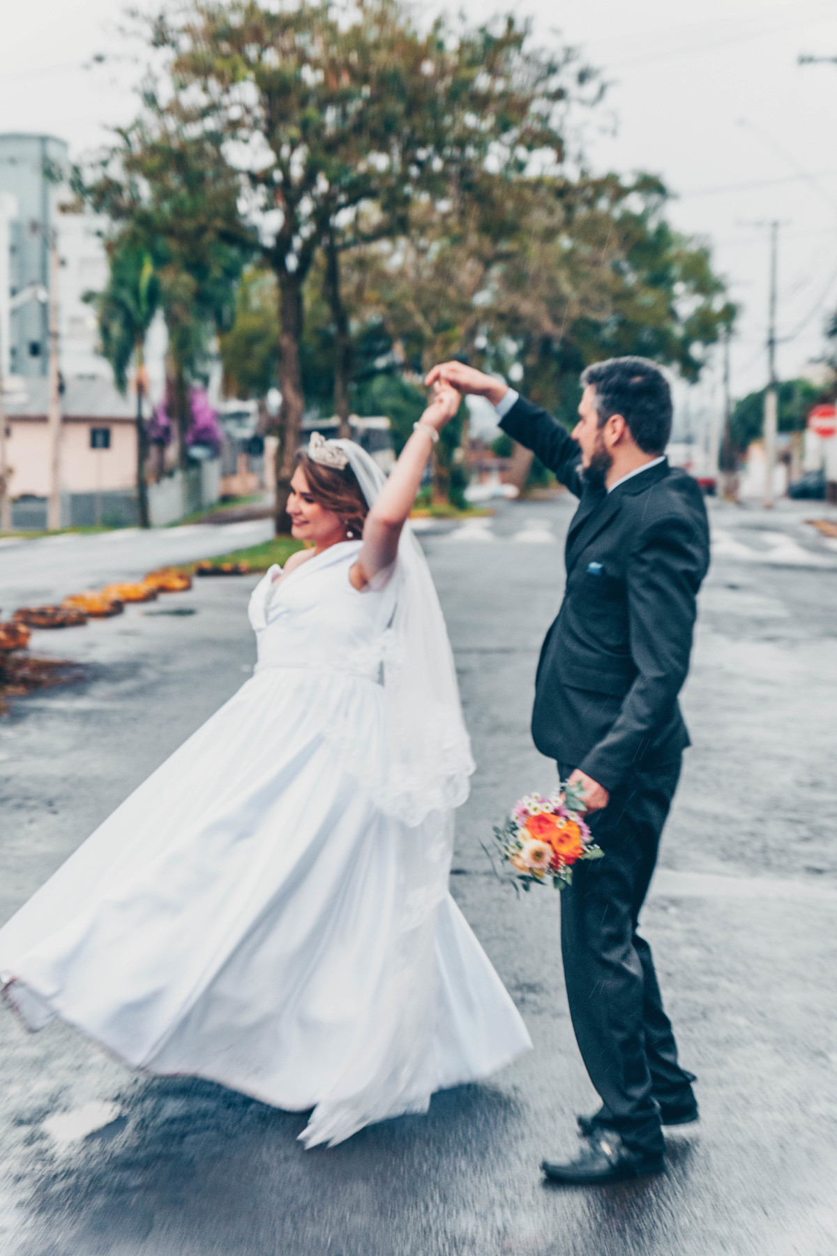 Ensaio pré-casamento em Erechim: momentos naturais e autênticos capturados ao pôr do sol. Fotografia de noivos com foco em amor genuíno e paisagens deslumbrantes. Encontre inspiração para seu pré-wedding com um fotógrafo especializado em ensaios romântico