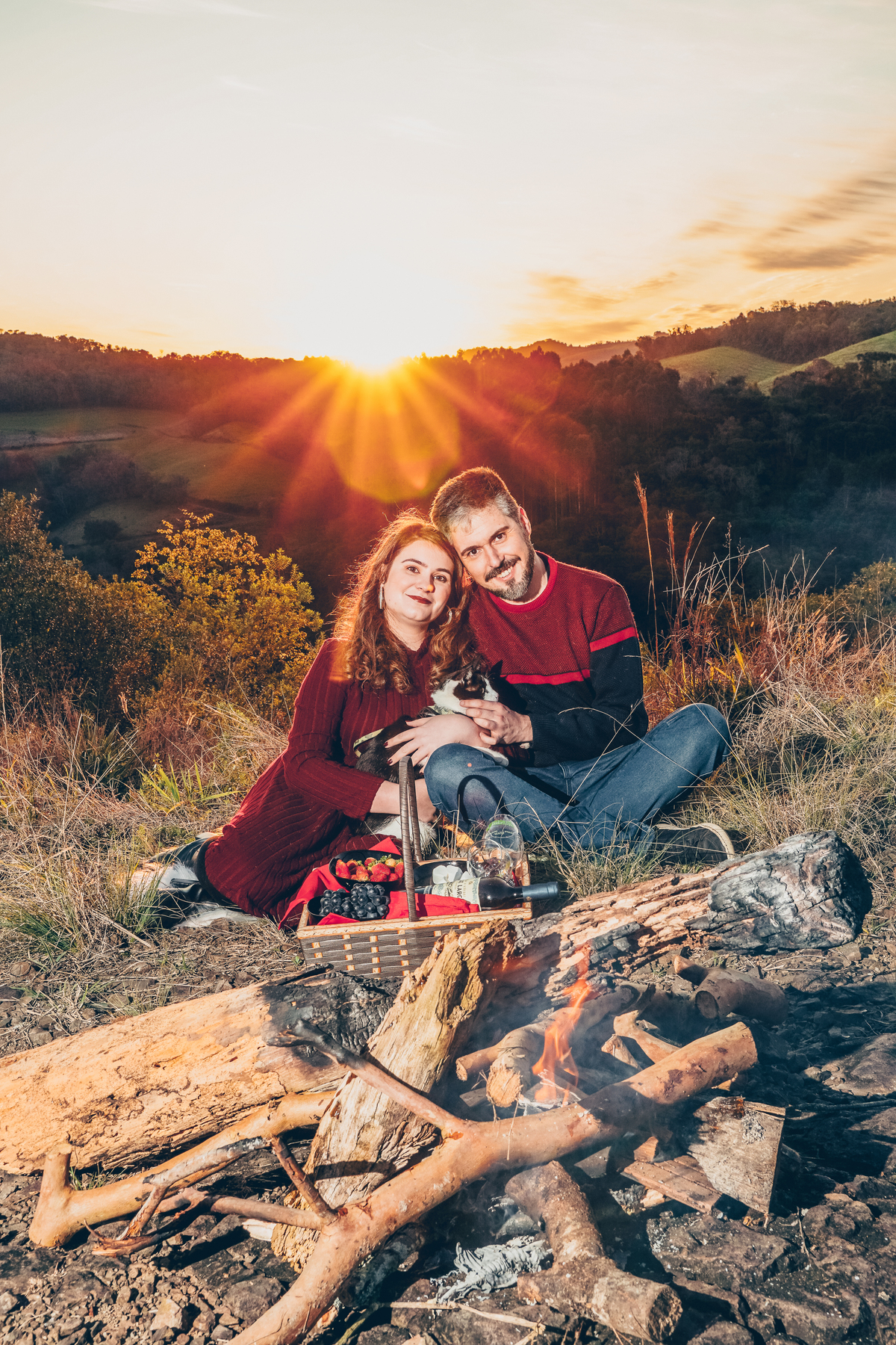 Ensaio pré-casamento em Erechim: momentos naturais e autênticos capturados ao pôr do sol. Fotografia de noivos com foco em amor genuíno e paisagens deslumbrantes. Encontre inspiração para seu pré-wedding com um fotógrafo especializado em ensaios romântico