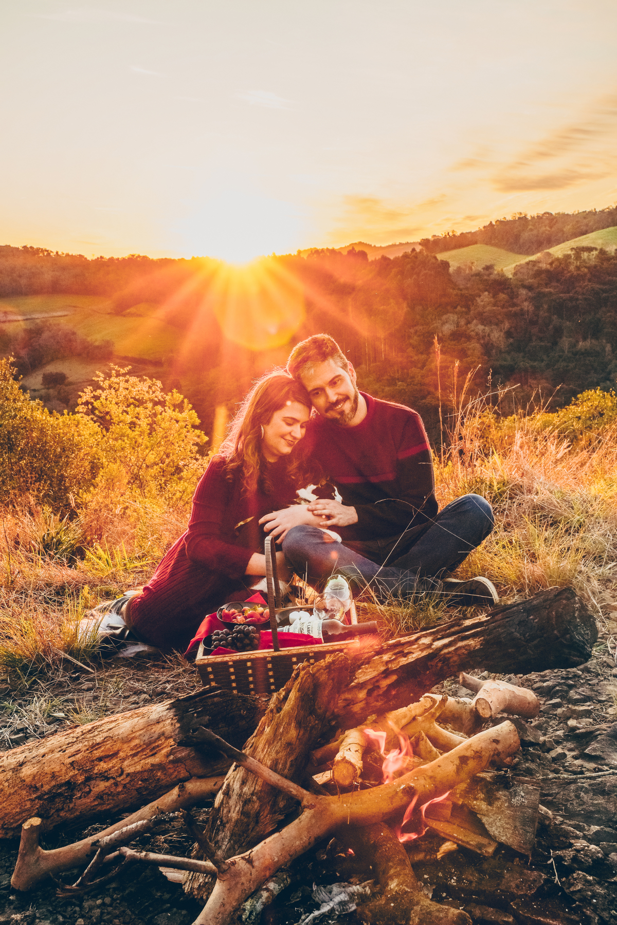 Ensaio pré-casamento em Erechim: momentos naturais e autênticos capturados ao pôr do sol. Fotografia de noivos com foco em amor genuíno e paisagens deslumbrantes. Encontre inspiração para seu pré-wedding com um fotógrafo especializado em ensaios romântico