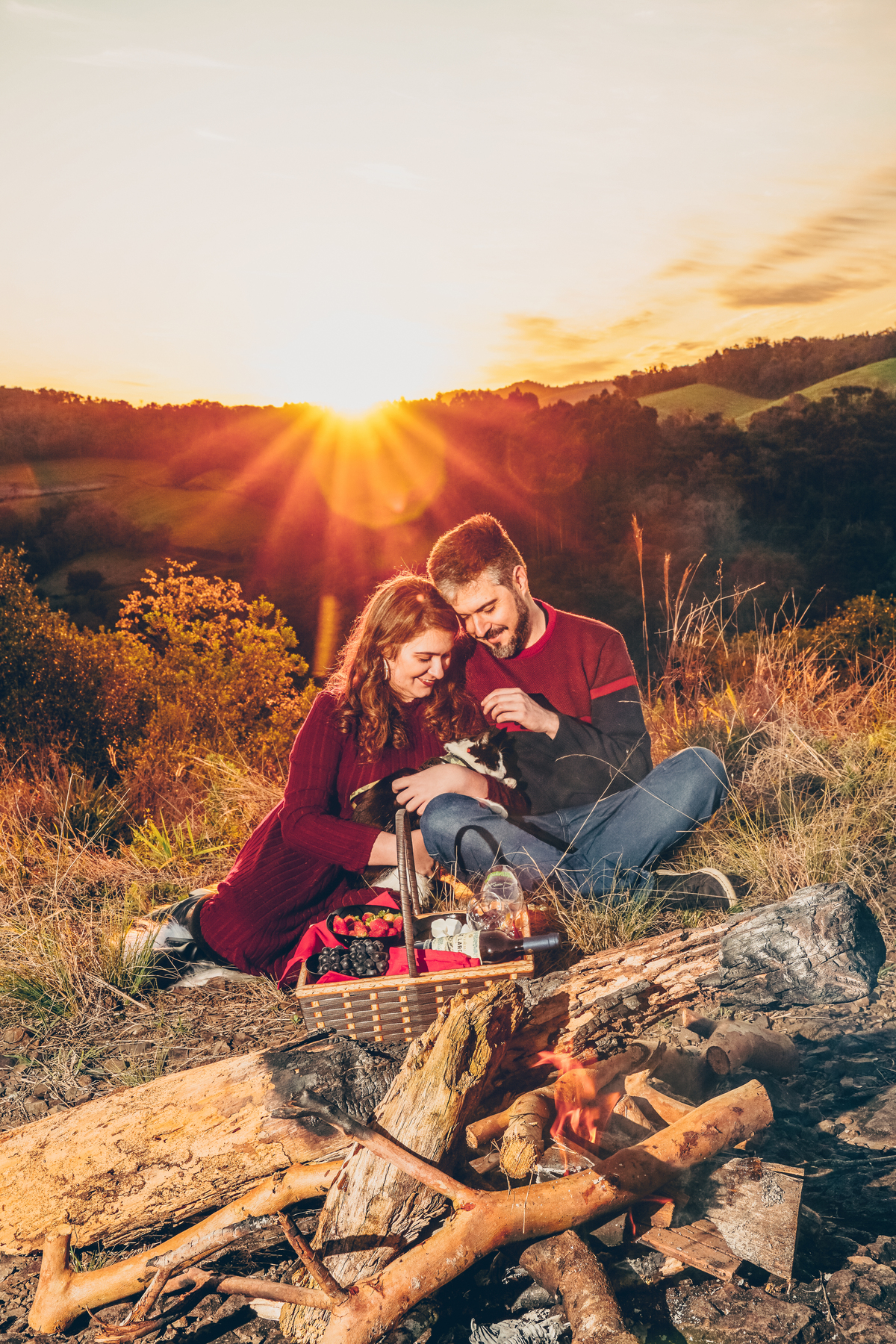 Ensaio pré-casamento em Erechim: momentos naturais e autênticos capturados ao pôr do sol. Fotografia de noivos com foco em amor genuíno e paisagens deslumbrantes. Encontre inspiração para seu pré-wedding com um fotógrafo especializado em ensaios romântico