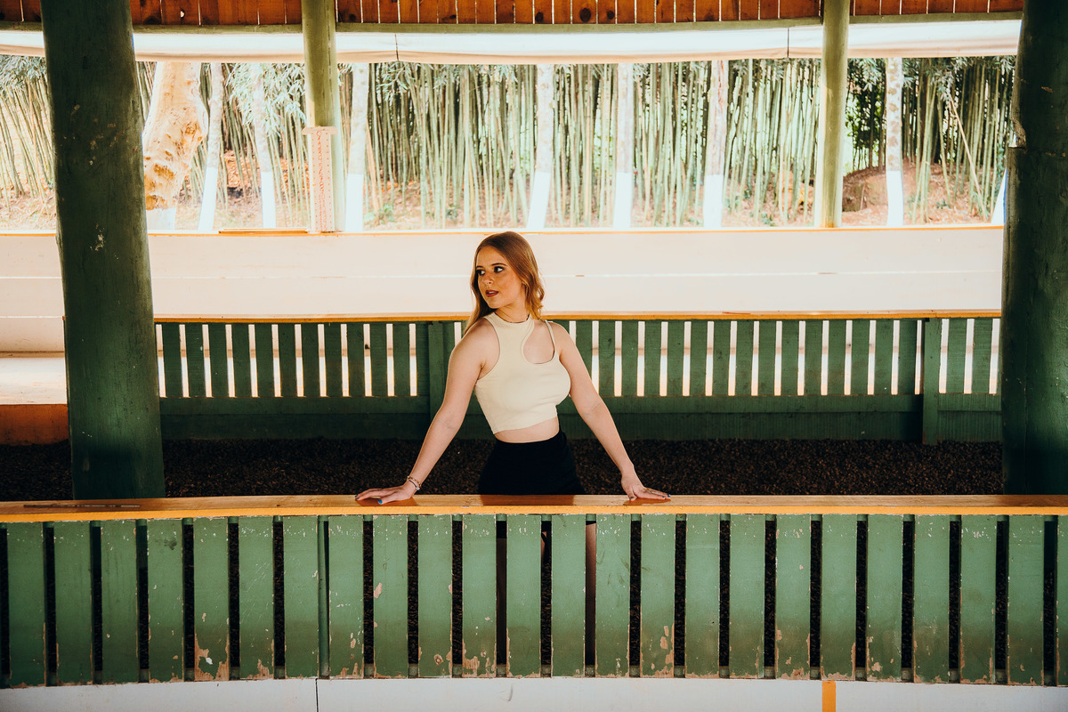 Joana radiante com cenário perfeito ao fundo.