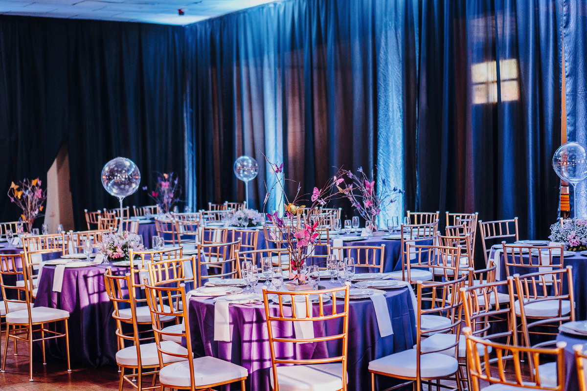 Registro completo da festa com convidados felizes e diversão garantida.