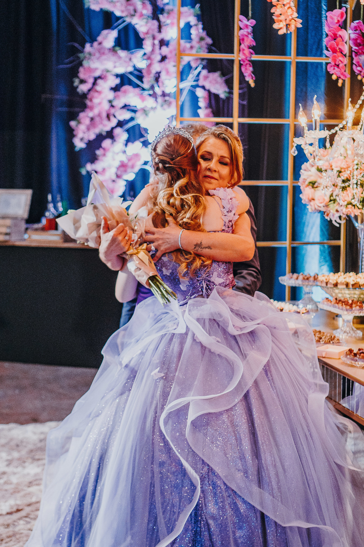 Festa registrada com fotos que contam histórias de alegria e união.