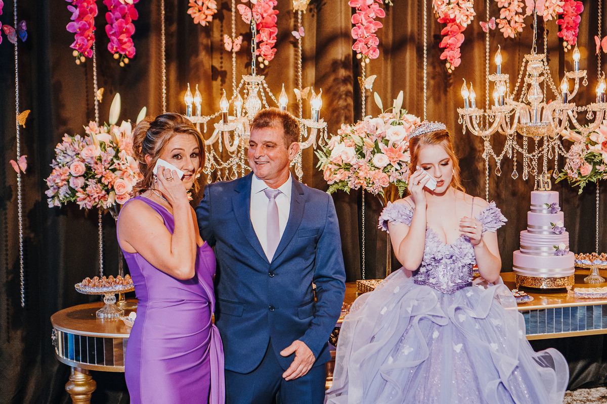 Fotos da festa com iluminação e cores que destacam o clima festivo.