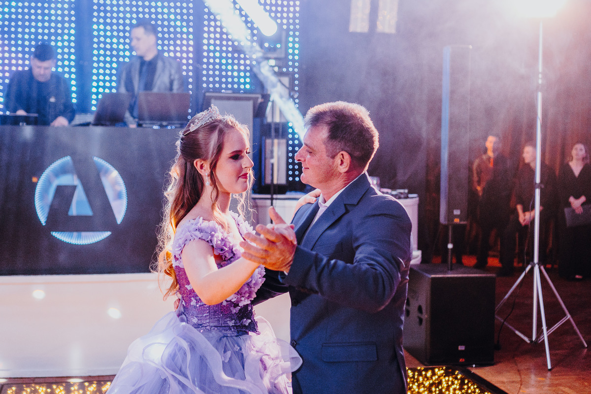 Momentos capturados da festa que refletem diversão e confraternização.