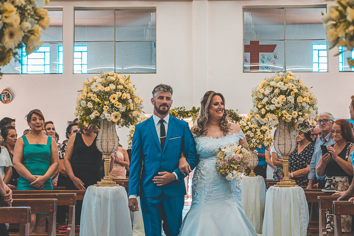 Fotografia de Casamento em São João da Urtiga - Fotografo Vitor Trombetta - Casamento de dia -Entrada dos noivos.