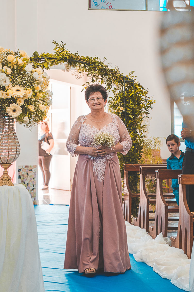 Fotografia de Casamento em São João da Urtiga - Fotografo Vitor Trombetta - Casamento de dia - Entrada dos pais na Igreja