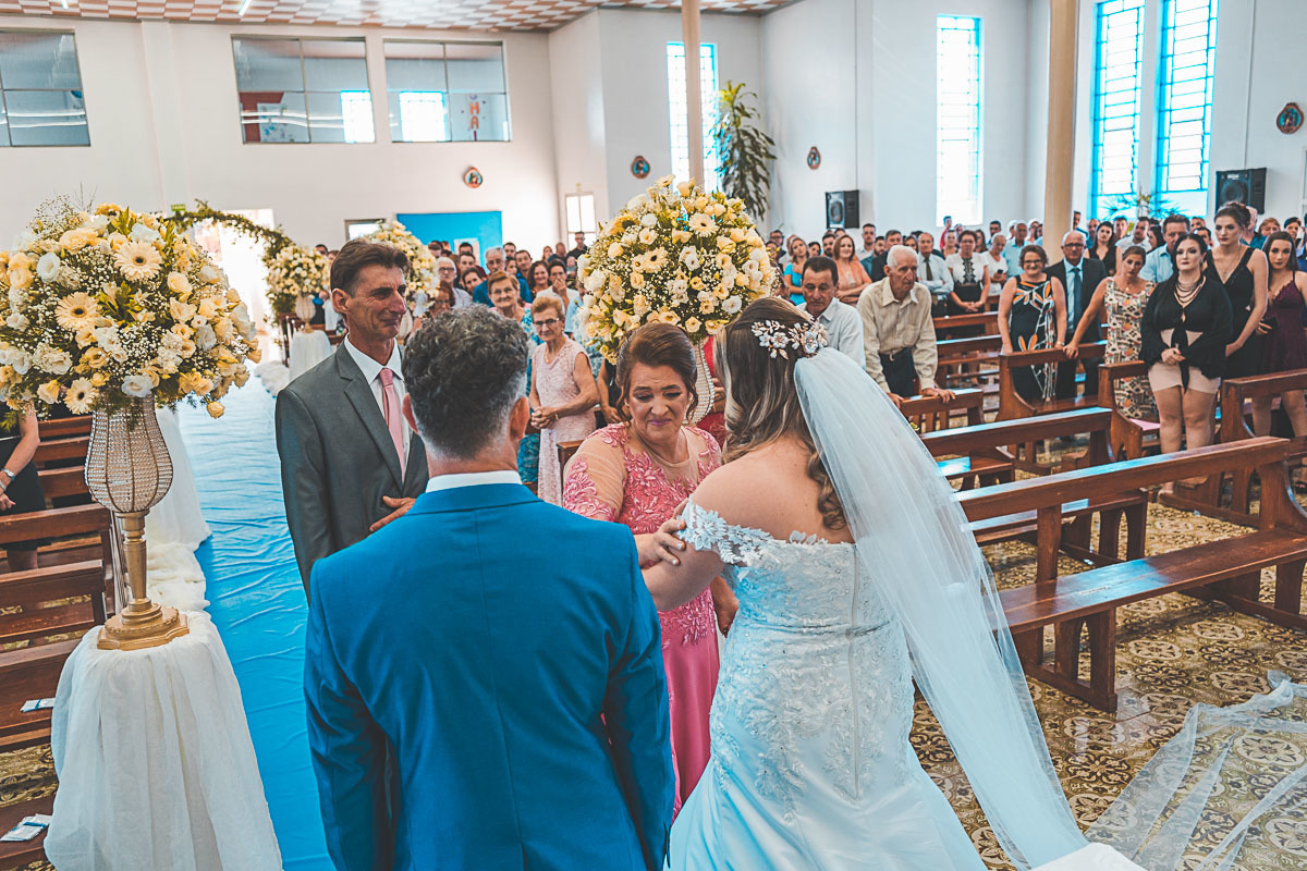 Fotografia de Casamento em São João da Urtiga - Fotografo Vitor Trombetta - Casamento de dia
Entrada dos pais na Igreja