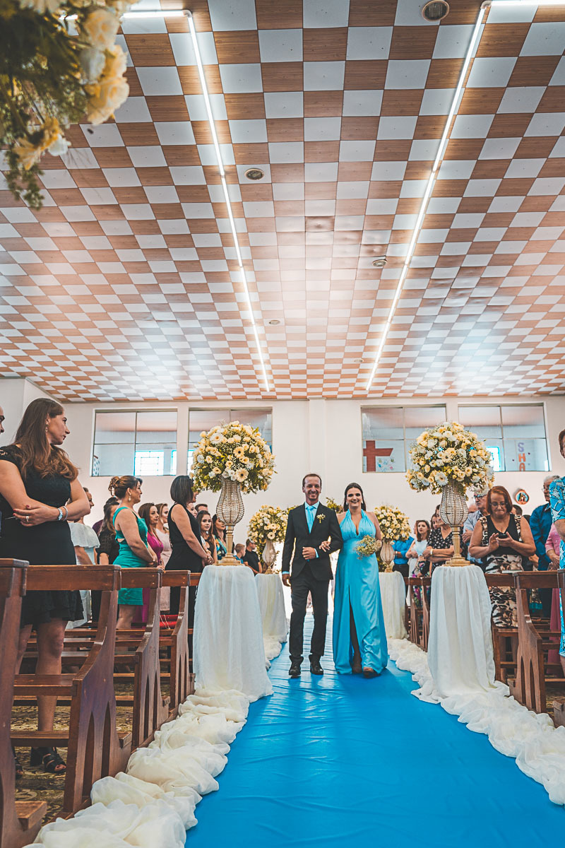 Fotografia de Casamento em São João da Urtiga - Fotografo Vitor Trombetta - Casamento de dia
Entrada dos Padrinhos na Igreja