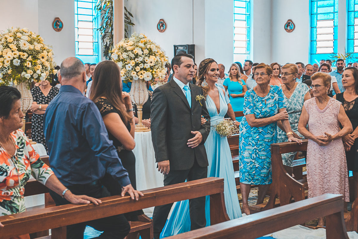 Fotografia de Casamento em São João da Urtiga - Fotografo Vitor Trombetta - Casamento de dia
Entrada dos Padrinhos na Igreja